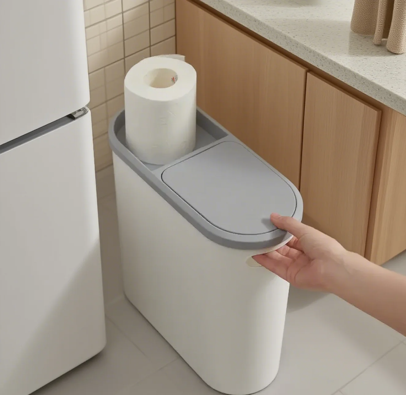 The simple design style of the trash can can be easily integrated into a variety of home decoration styles